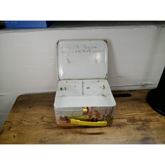 Vintage 1974 Kung Fu Metal Lunchbox by Thermos – Classic TV Series Memorabilia - Picture 7 of 8